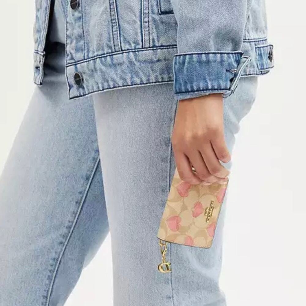 New Coach Boxed Mini Wallet On A Chain In Signature Canvas With Heart Print - Picture 5 of 12